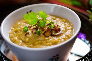 হালিম বানাতে আলাদা আলাদা করে ডাল এবং মাংস রেঁধে নিতে হয়। তার পরে দু’টি বিশেষ কায়দায় মেশাতে হয়। রইল তার বর্ণনা।